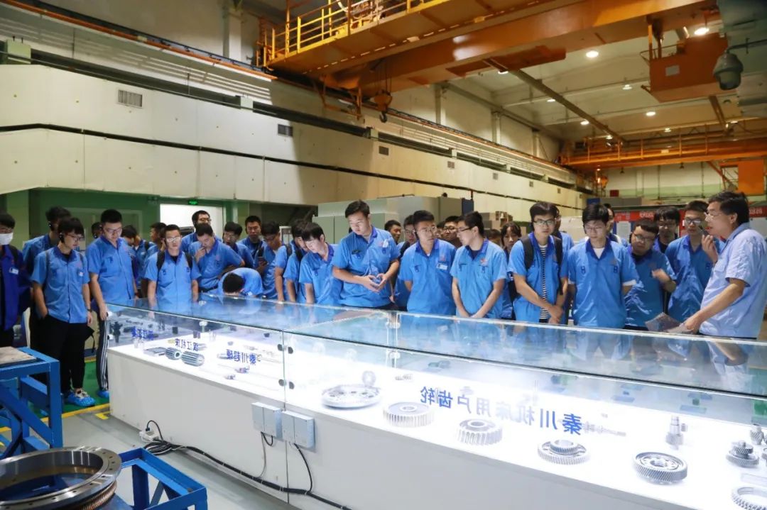 法士特汽車傳動工程研究院組織新員工到秦川集團參觀學(xué)習(xí)