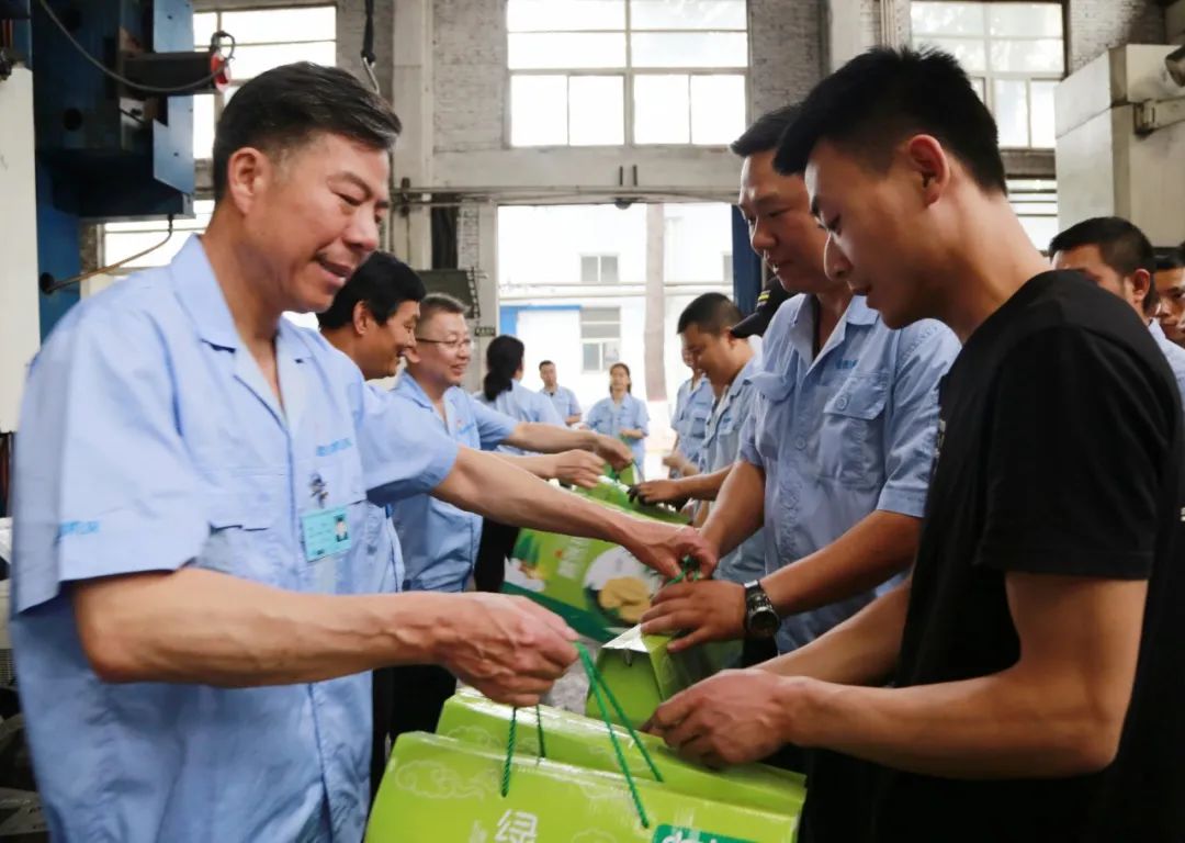 嚴(yán)鑒鉑董事長率隊慰問一線加班員工