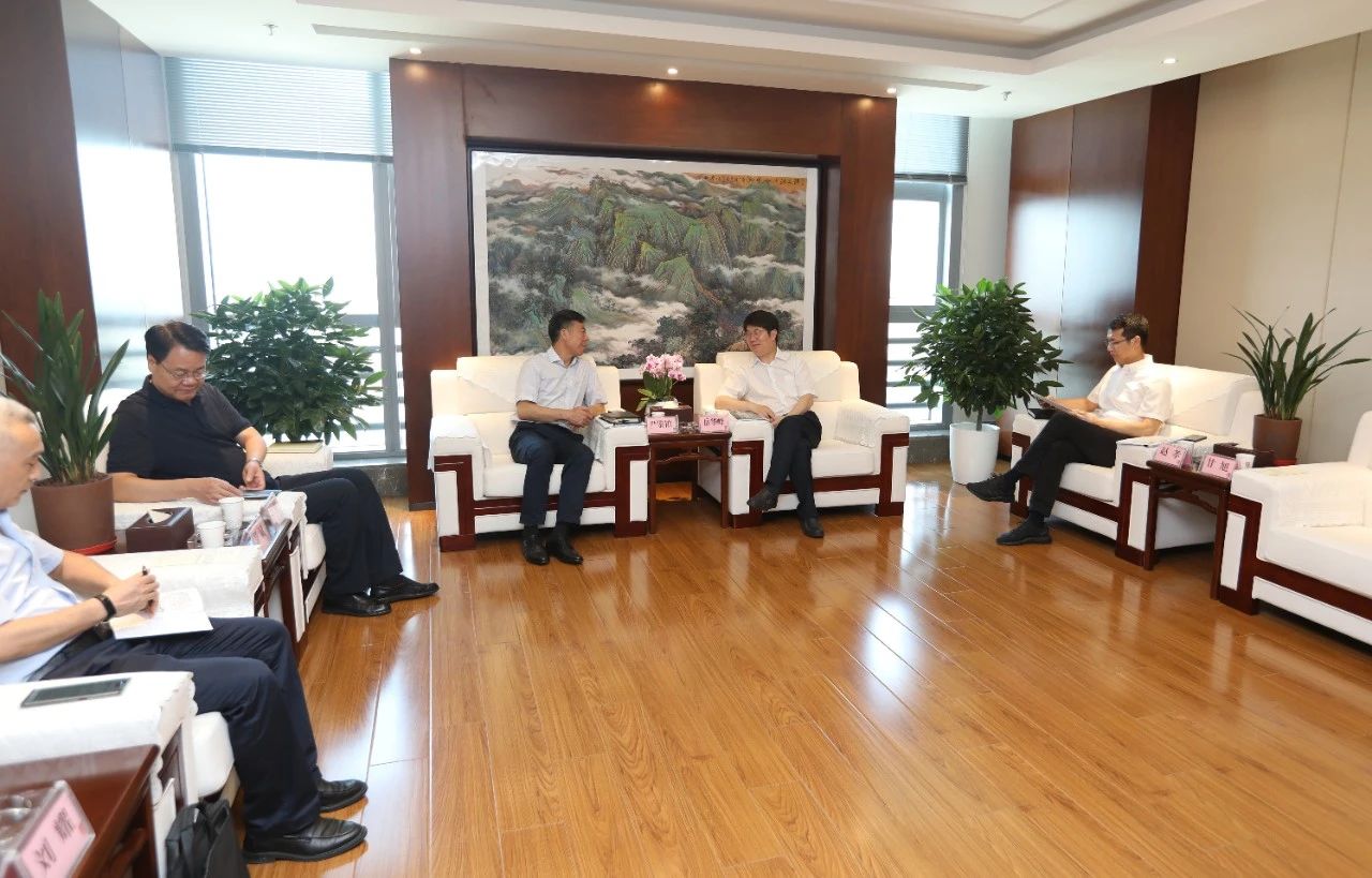 西安市政協(xié)主席、西咸新區(qū)黨工委書記岳華峰會見嚴鑒鉑董事長